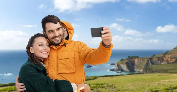 Couple with smartphone over coast in california — Stock Photo, Image