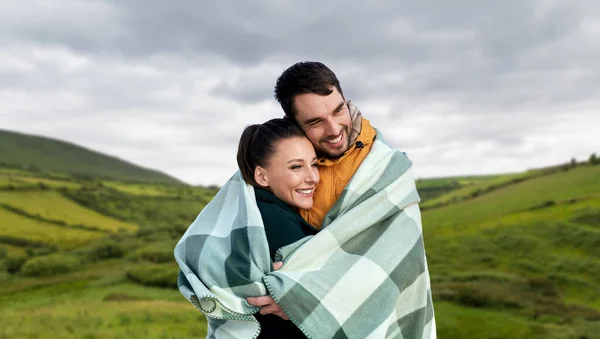 Gelukkig paar in warme deken in Ierland — Stockfoto
