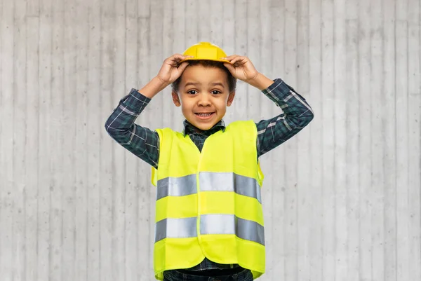 安全ベストと建設ヘルメットの小さな男の子 — ストック写真