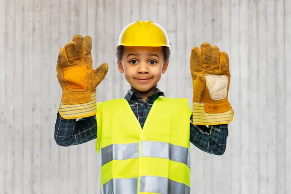 Kleiner Junge in Handschuhen, Warnweste und Helm — Stockfoto