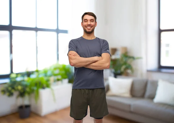 Uomo sorridente in abiti sportivi a casa — Foto Stock