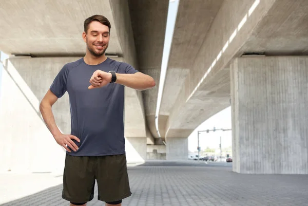 Usmívající se muž s chytrými hodinkami nebo fitness tracker — Stock fotografie
