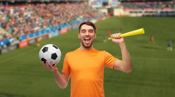 Futbol topu ve vuvuzela ile erkek futbol fanatiği — Stok fotoğraf