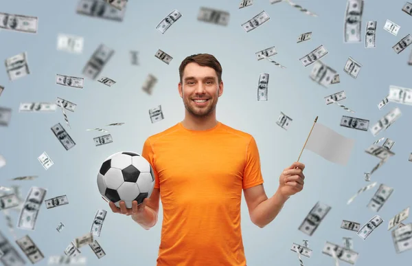 Hombre o fanático del fútbol con pelota de fútbol y bandera — Foto de Stock