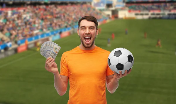 Fanático del fútbol feliz con pelota de fútbol y dinero — Foto de Stock