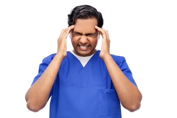 Stresový lékař nebo zdravotní sestra mají bolesti hlavy — Stock fotografie