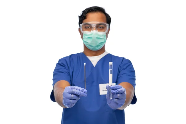 Médico masculino con máscara con hisopo de algodón y tubo de ensayo — Foto de Stock