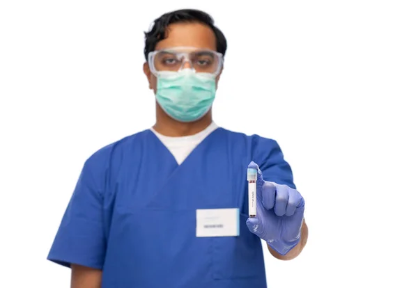 Mannelijke arts in masker met bloed in reageerbuis — Stockfoto