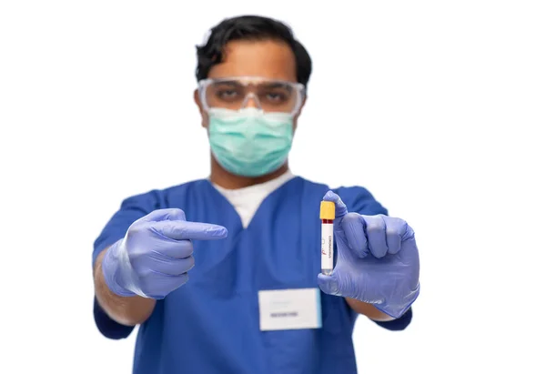 Médico varón con mascarilla y sangre en tubo de ensayo —  Fotos de Stock