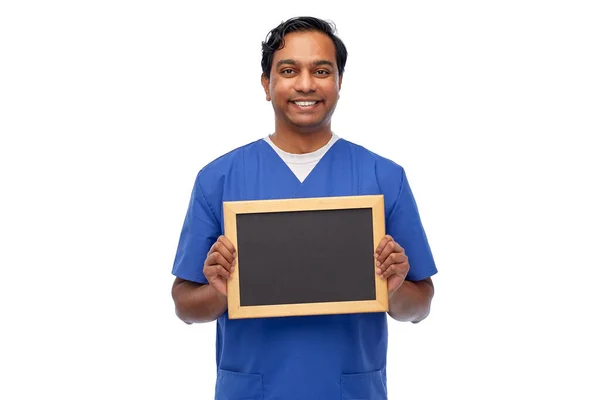 Boldog indiai férfi orvos vagy nővér táblával — Stock Fotó