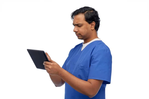 Doctor or male nurse using tablet computer — Stock Photo, Image