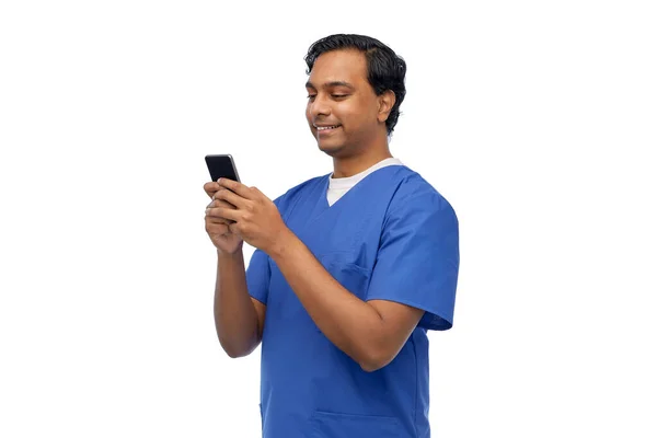 Mosolygós orvos vagy férfi ápoló okostelefon használatával — Stock Fotó