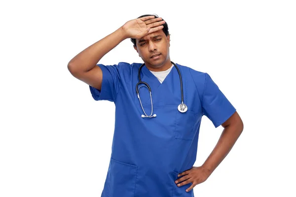 Médecin stressé ou infirmier en uniforme bleu — Photo