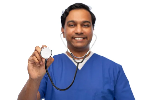 Усміхнений лікар або медсестра чоловічої статі зі стетоскопом — стокове фото