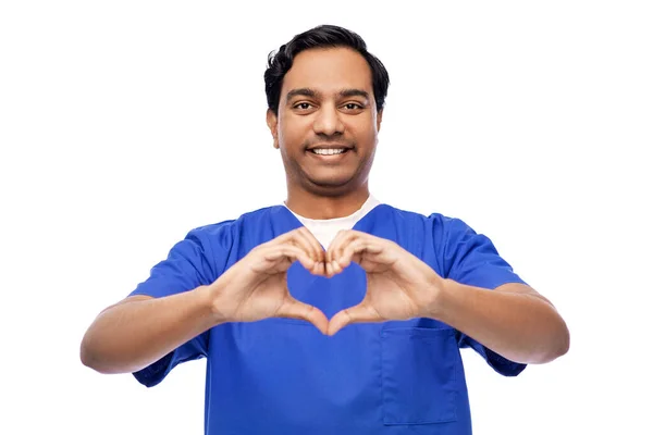 手の心臓を示すインド人医師や男性看護師 — ストック写真