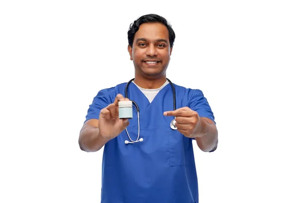 Médico indio o enfermero varón sosteniendo medicina — Foto de Stock