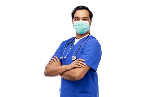 Indiai férfi orvos kék egyenruhában és maszkban — Stock Fotó