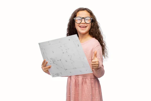 Lächelndes kleines Mädchen in Brille mit Blaupause — Stockfoto