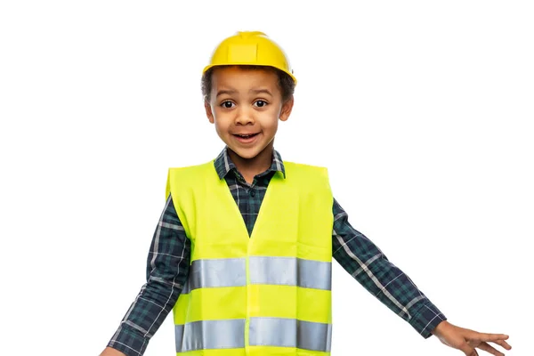 Menino em colete de segurança e capacete de construção — Fotografia de Stock