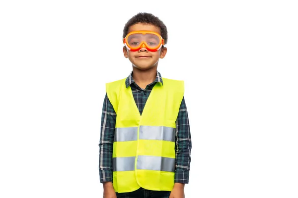 Kleine jongen in veiligheidsvest en bril — Stockfoto