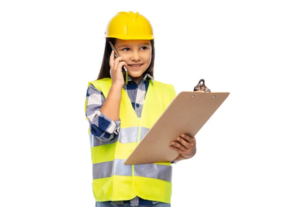 Menina no capacete com prancheta chamando no telefone — Fotografia de Stock