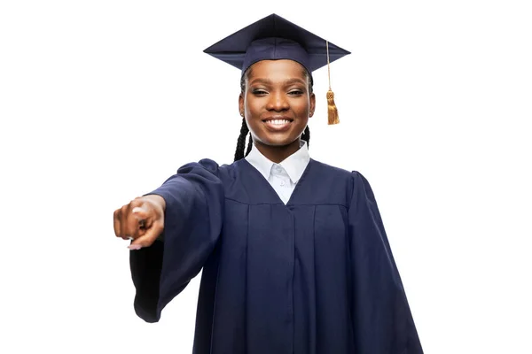 Estudante de pós-graduação feliz feminino em argamassa — Fotografia de Stock