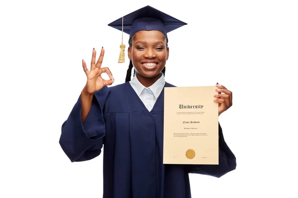卒業証書を手にした幸せな女性大学院生 — ストック写真