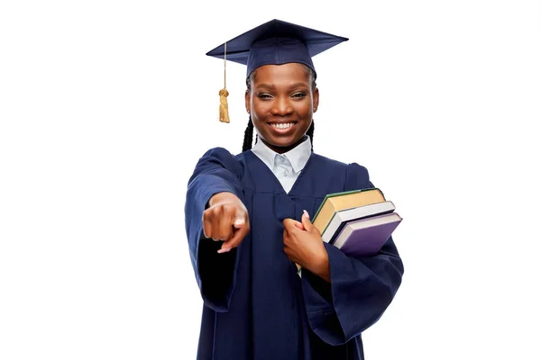 Estudante de pós-graduação feminino feliz com livros — Fotografia de Stock