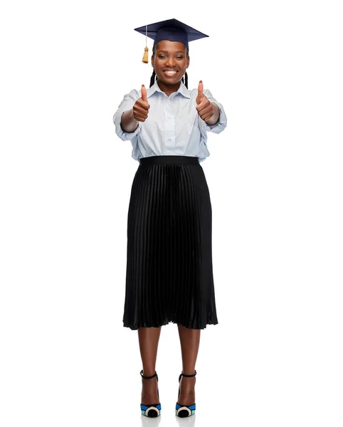 Boldog női végzős diák mutatja hüvelykujját felfelé — Stock Fotó