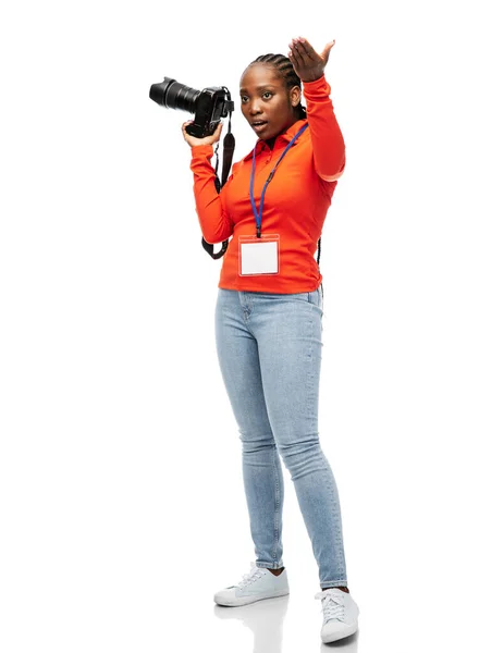 カメラと会議IDを持つ女性写真家 — ストック写真