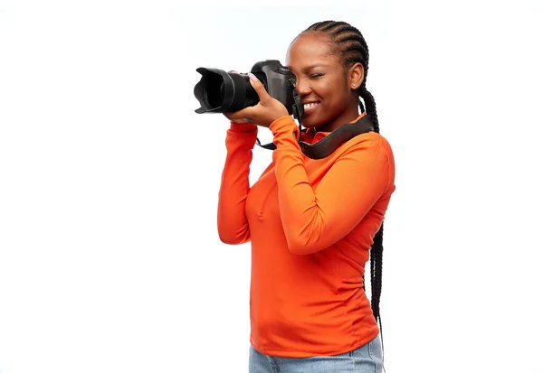 Ευτυχισμένη γυναίκα με ψηφιακή φωτογραφική μηχανή — Φωτογραφία Αρχείου