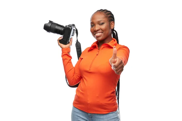 Χαρούμενη γυναίκα με ψηφιακή φωτογραφική μηχανή που δείχνει τους αντίχειρες επάνω — Φωτογραφία Αρχείου