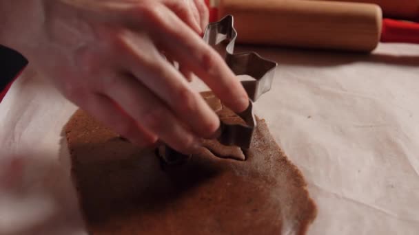 Femme avec des moules faisant du pain d'épice à la maison — Video