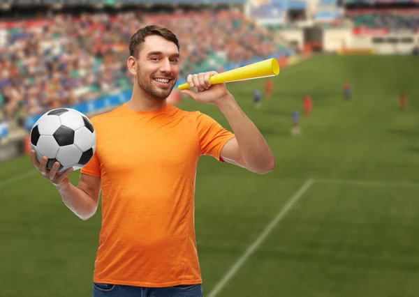 Fanático del fútbol masculino con pelota de fútbol y vuvuzela — Foto de Stock