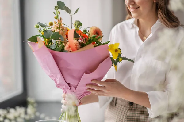 Donna felice con mazzo di fiori a casa — Foto Stock