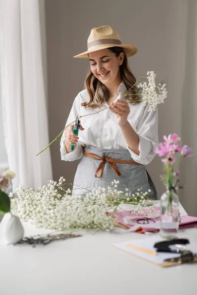 집에서 꽃다발을 만드는 행복 한 여인 — 스톡 사진
