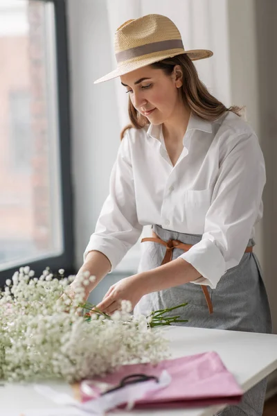 Donna felice con fiori di gypsophila in studio — Foto Stock