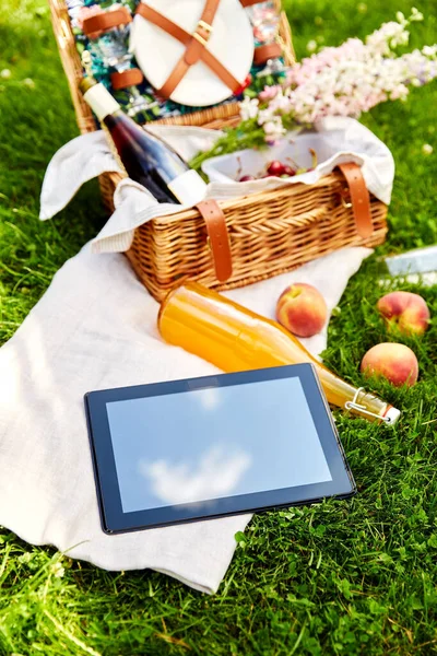 野餐篮、果汁瓶和平板电脑 — 图库照片
