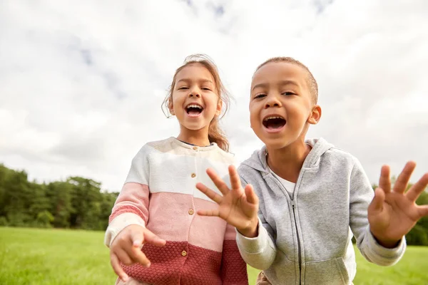 Feliz niño y niña en el parque —  Fotos de Stock