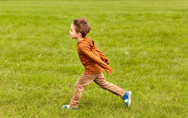 Niño feliz corriendo en el parque — Foto de Stock