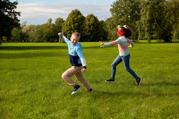 Enfants heureux jouer et courir au parc — Photo