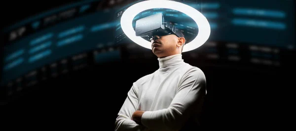 Człowiek w okulary wirtualnej rzeczywistości zestaw słuchawkowy lub vr — Zdjęcie stockowe