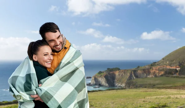 Kaliforniya 'da sıcak battaniyeli mutlu çift — Stok fotoğraf