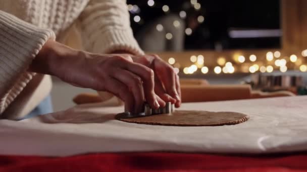 Küflü kadın evde zencefilli ekmek yapıyor. — Stok video