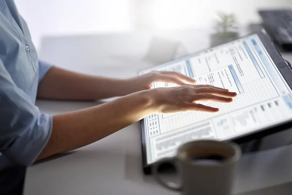 Hände arbeiten im Büro mit LED-Leuchttablette — Stockfoto