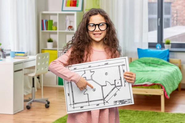 Petite fille dans des lunettes avec un plan à la maison — Photo