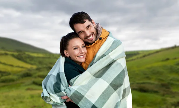 Casal feliz em cobertor quente na Irlanda Fotos De Bancos De Imagens