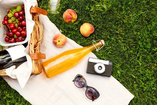 Picknickkorb, Saftflasche, Sonnenbrille und Kamera — Stockfoto