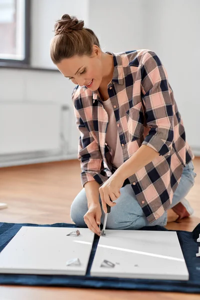 Mujer montando muebles en casa — Foto de Stock