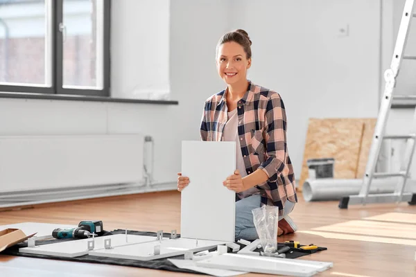 Woman assembling furniture at home — Stock Photo, Image